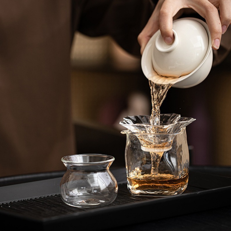 Loose Leaf Tea Infuser - ที่กรองชาแก้วพร้อมฐานรองลายดอกบัวพันกัน ตาข่ายละเอียดสำหรับกรองชาใบหลวม